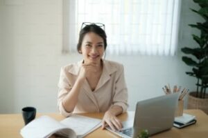 Frau sitzt am Laptop